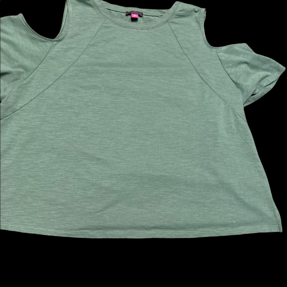 VINCE CAMUTO Plus Size Short Sleeve Cold Shoulder Knit Top In Lush Eden … - Picture 4 of 9